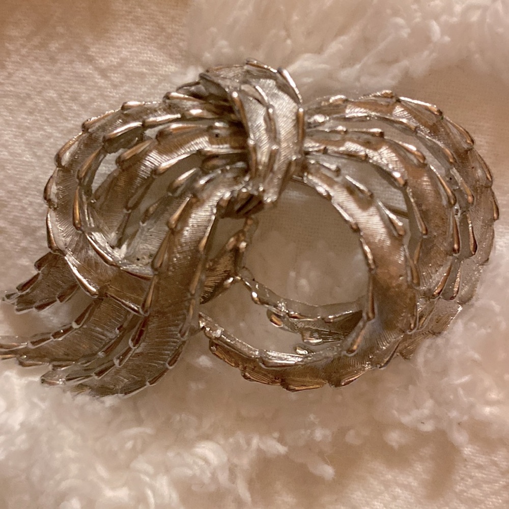 TRIFARI CROWN TRIFARI VINTAGE RARE SIGNED SILVER TONE BRUSHED BOW RIBBON BROOCH